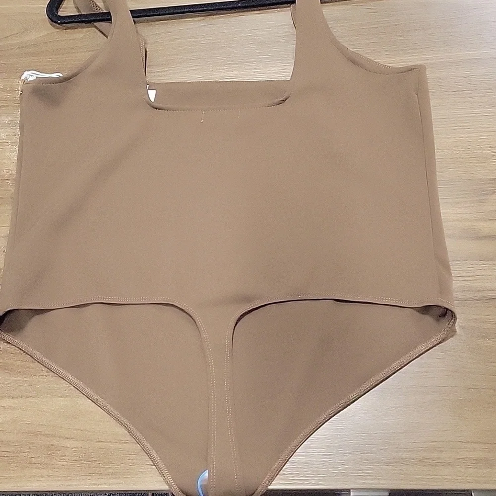 Good American Scuba Modern Tank Bodysuit in Light Mocha-Size 5 (2XL) - Picture 13 of 17
